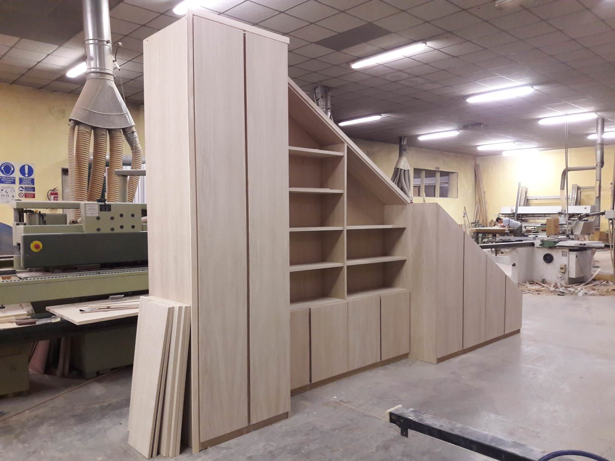Mobile in legno con scaffali in un laboratorio di falegnameria.